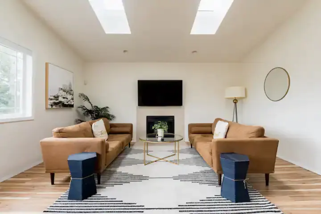 *Spacious 6BR Near DT Seattle + Parking & WiFi!