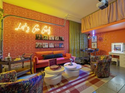 Girls Getaway | Rooftop + HotTub | Karaoke | 2King