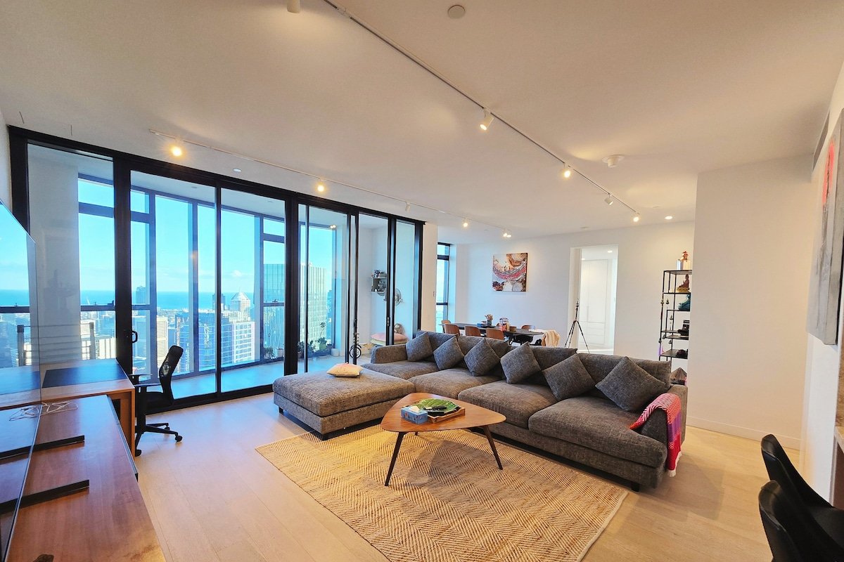 Luxury 3BR Penthouse 70F–Skyline View& CBD 205 sqm gallery image 2