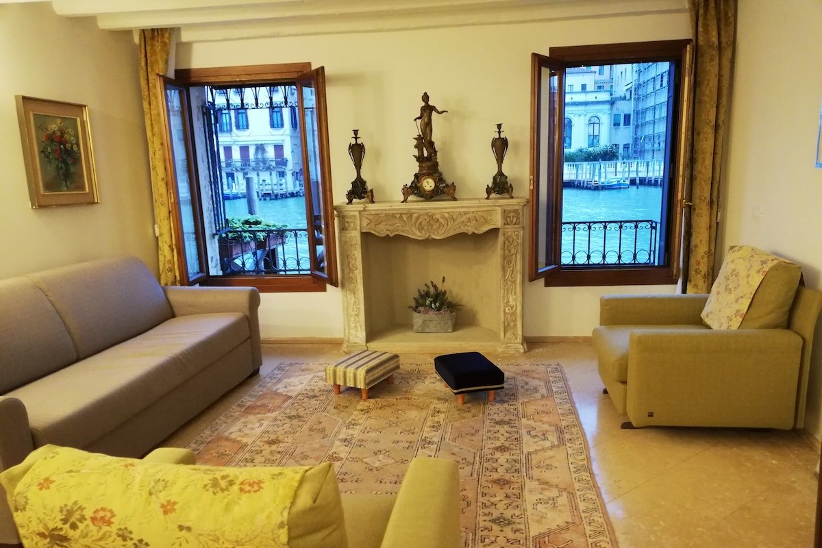 Grand Canal next to Guggenheim gallery image 3