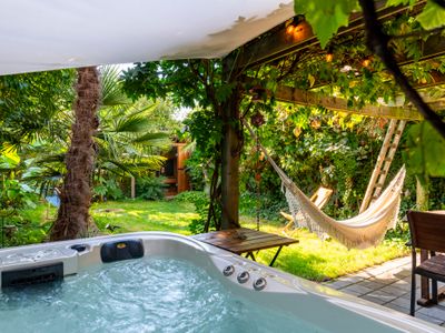 Garden jacuzzi & sauna in vintage oasis with bikes