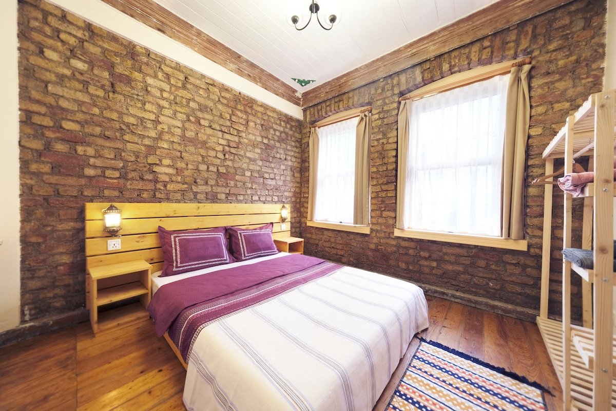 ★ 4 Bedroom Triplex Character House With Terrace ★ gallery image 4