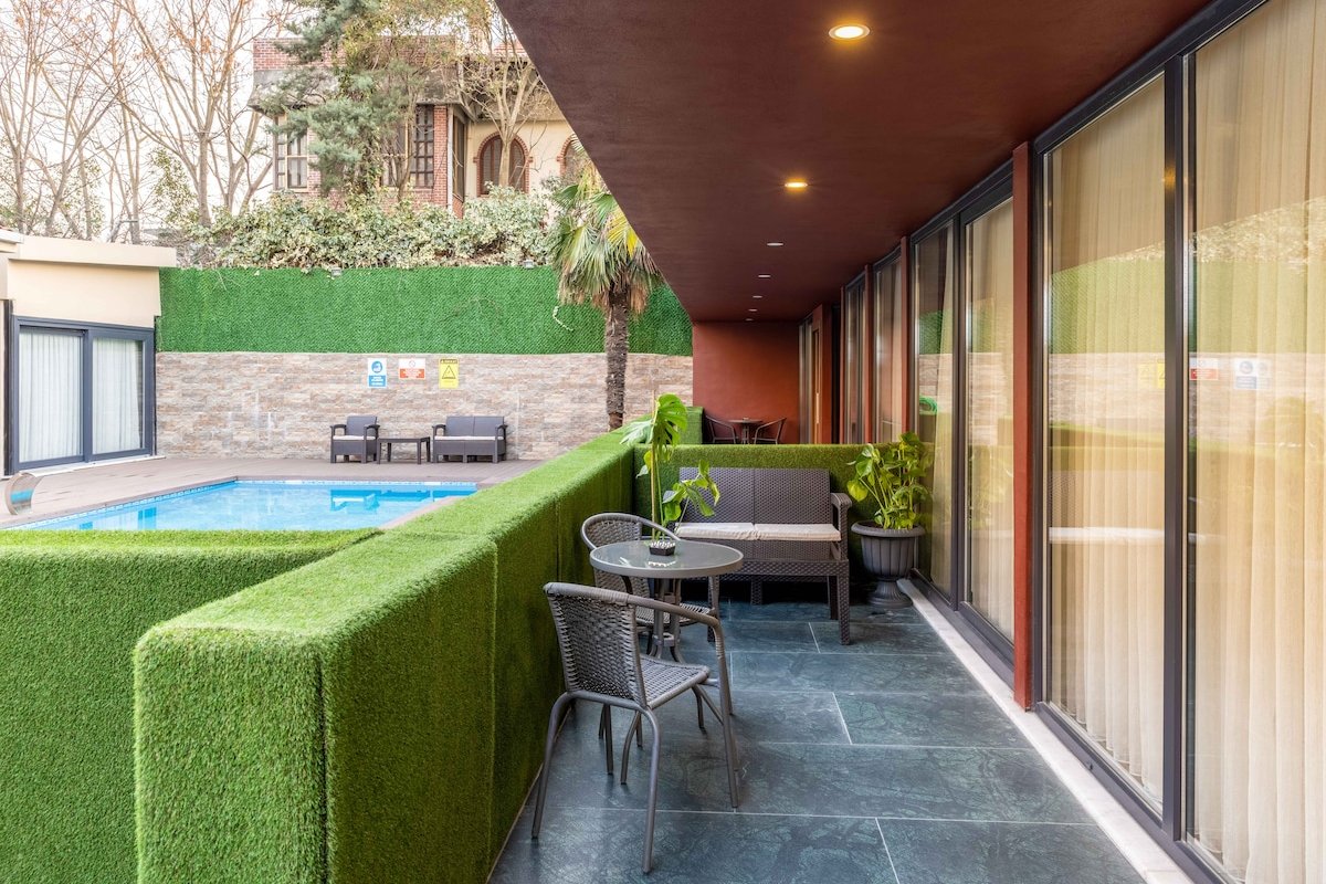 Deluxe Three Bedroom Apartment with Pool Access gallery image 5