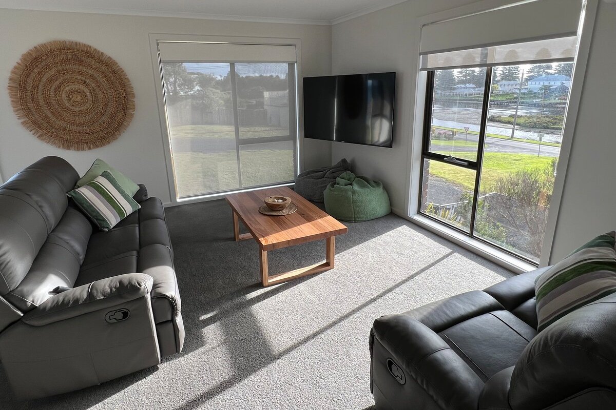 Beach and Riverfront views Port Fairy gallery image 5