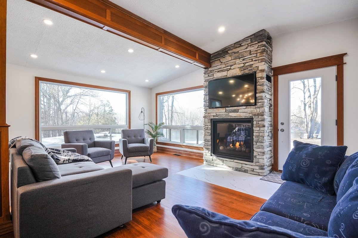 Luxurious waterfront 5-bedroom with pool and spa gallery image 4