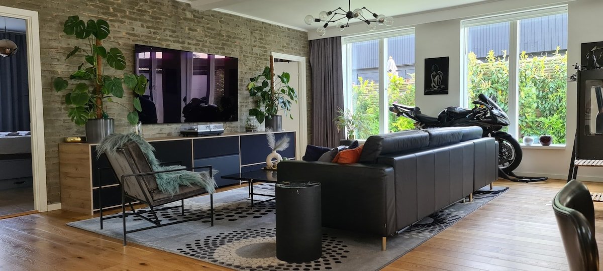 Comfortable home with free parking gallery image 3