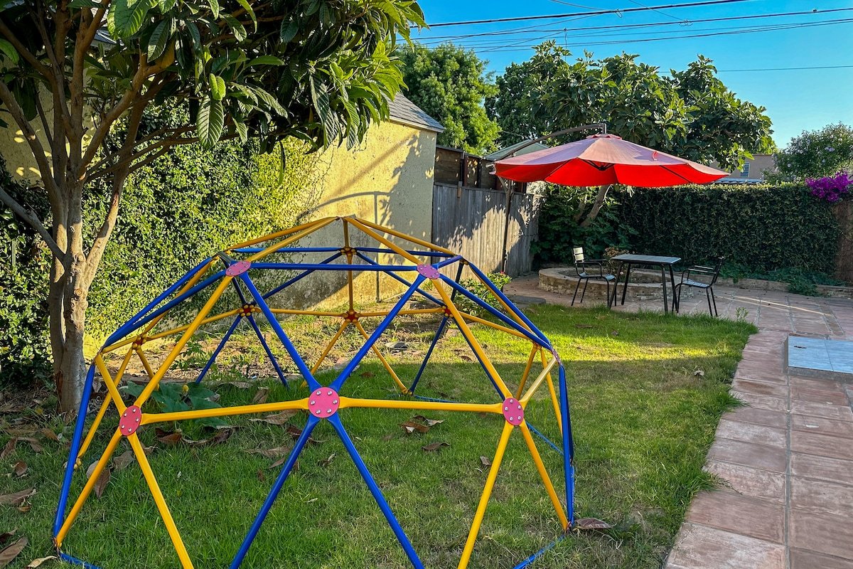 Spacious West LA Home 3BR/3Bath Parking, Backyard gallery image 3