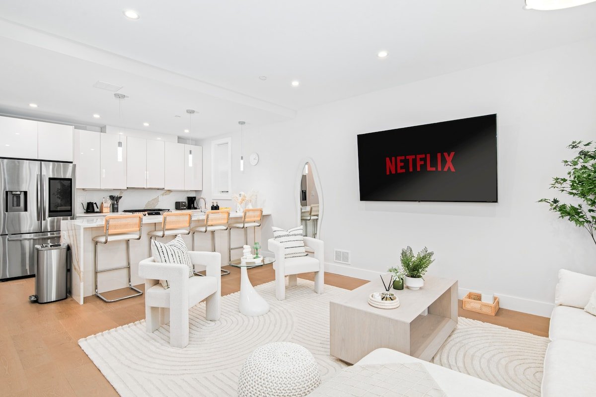 Spacious Home|2-Car Garage|Yard|Only 20 Min to NYC gallery image 3