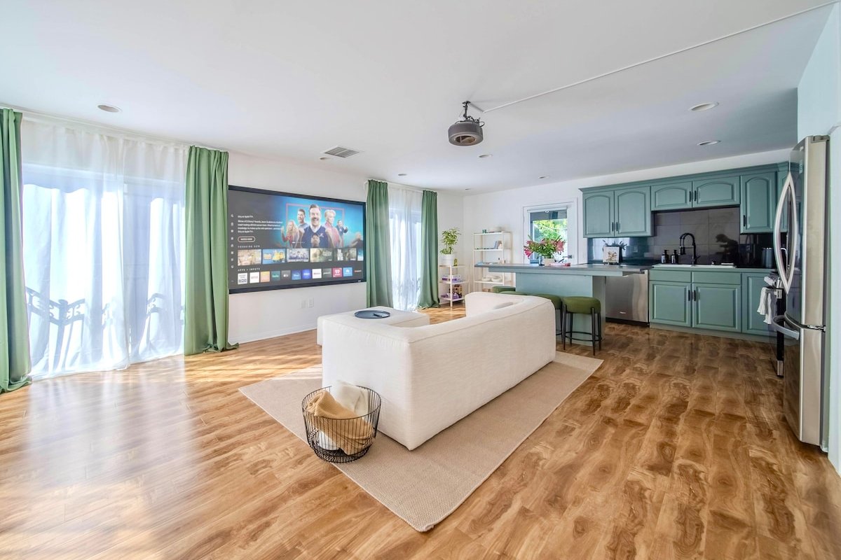 Steps to Beach | Private Rooftop| 100″Movie Screen gallery image 2