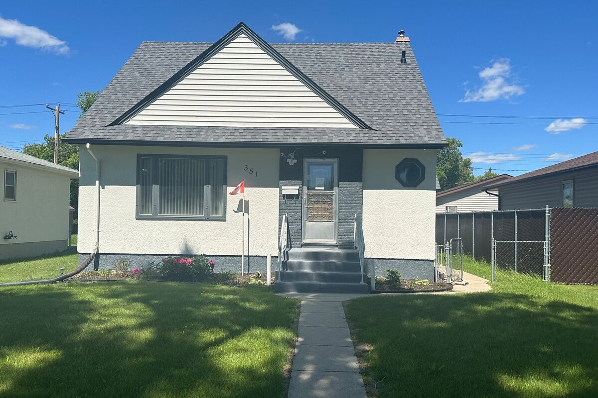 Spotless 4 bedrooms , 4 Beds, Sleep 8 in Winnipeg gallery image 2