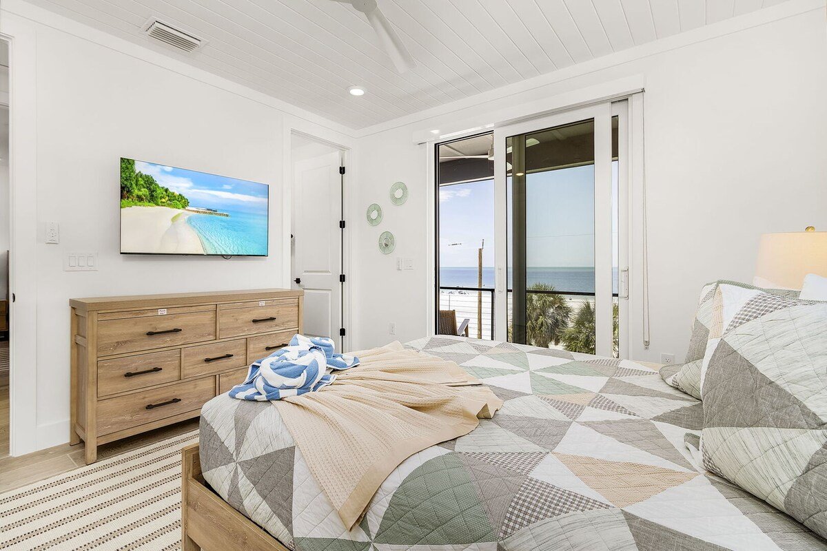 5350 Chasing Sunshine: 5BD/4.5BA Pool Home! gallery image 2