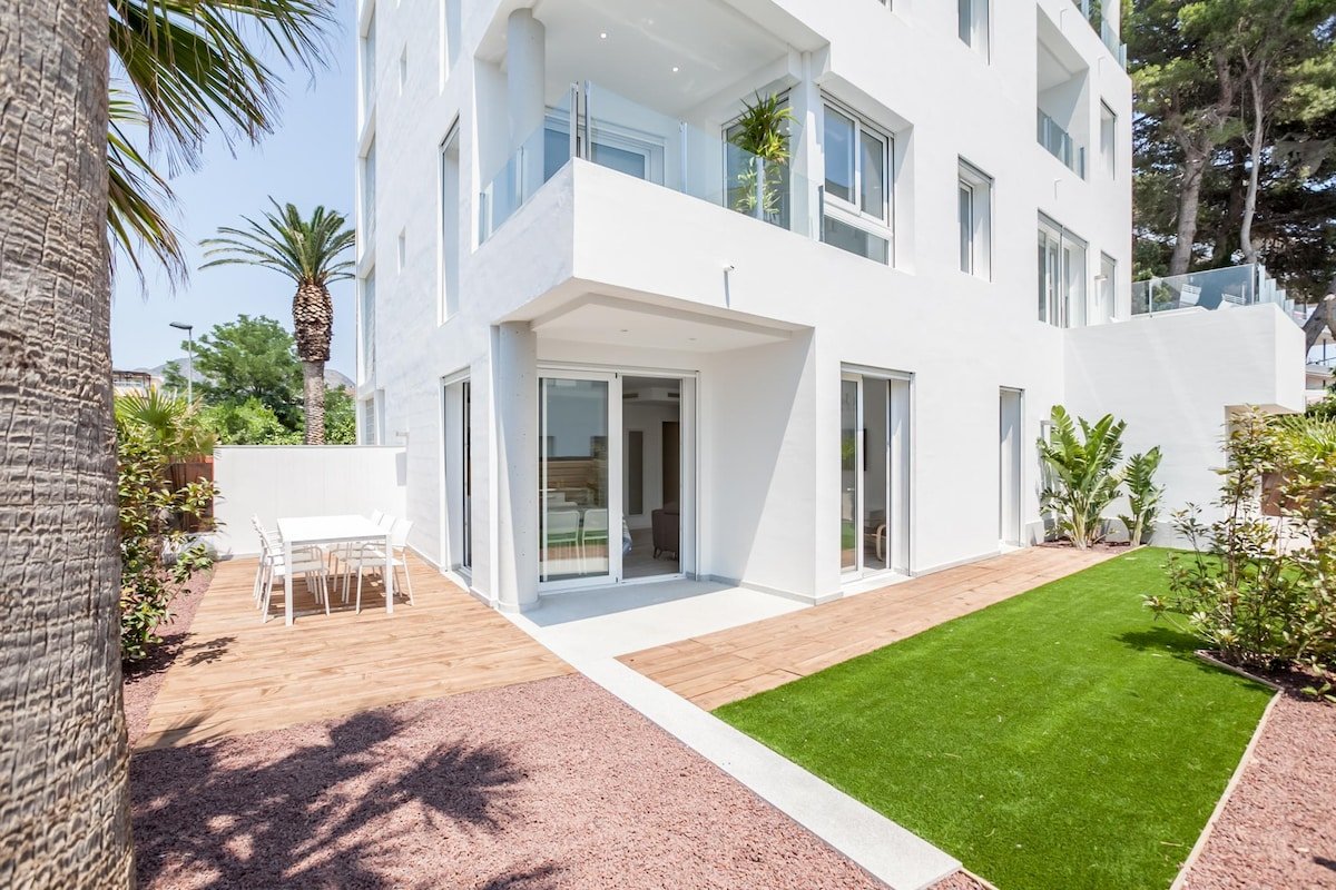 Apartment with private garden and communal jacuzzi gallery image 2