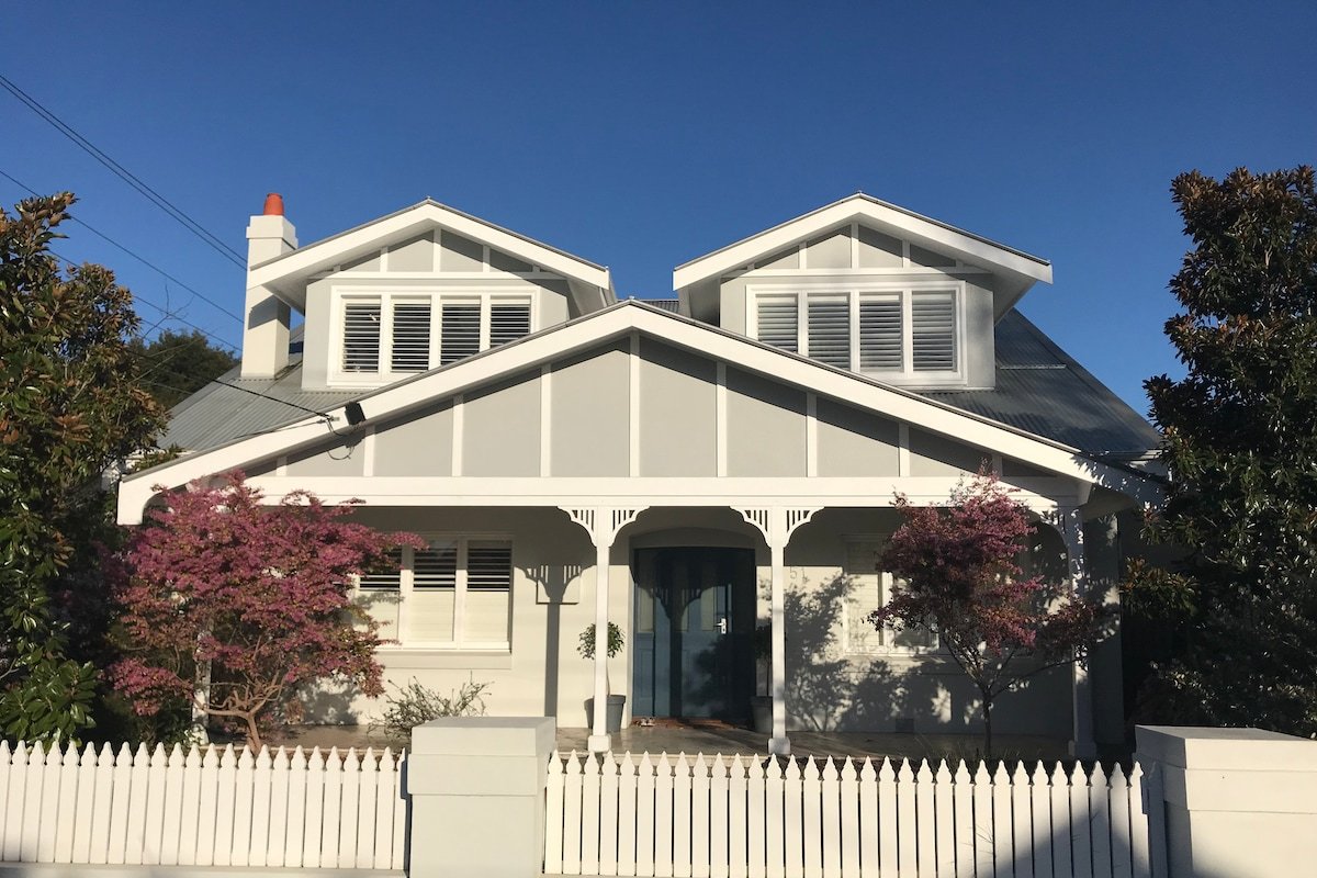 Melbourne Family light filled home with Pool gallery image 4
