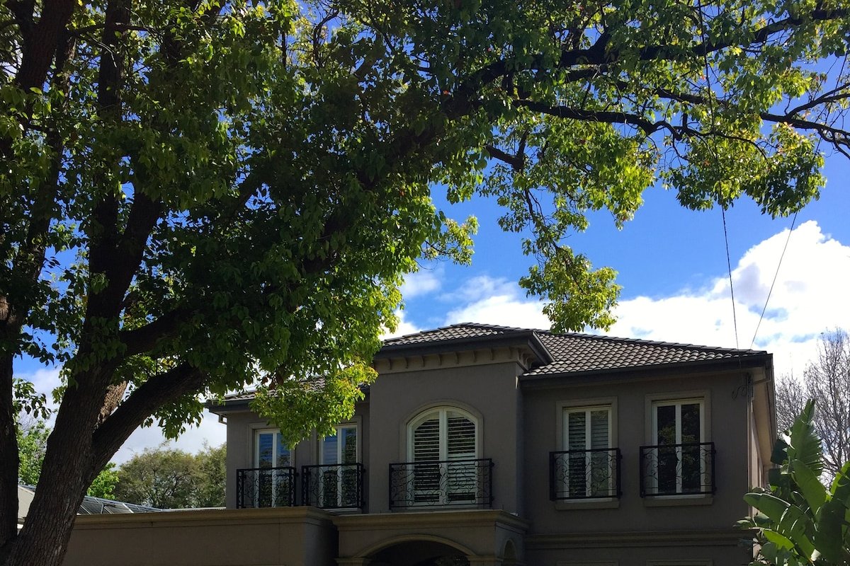 Brighton Mansion with Pool sleeps 8 gallery image 2