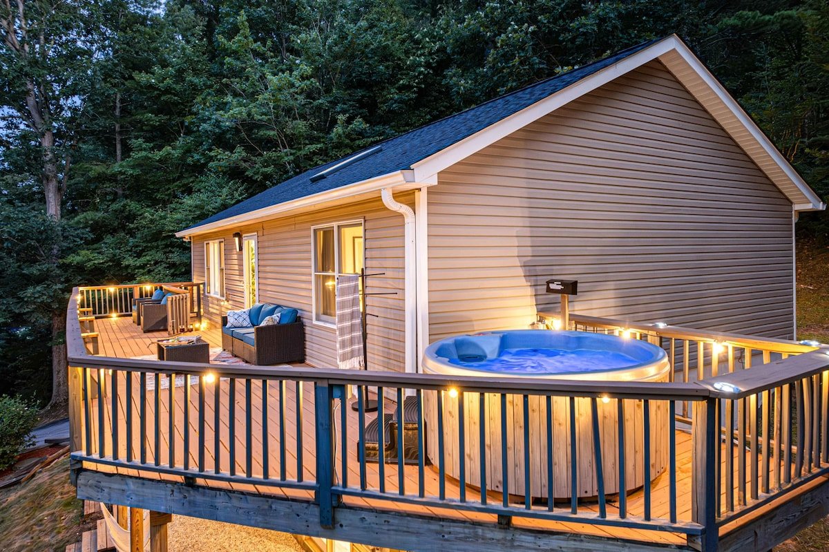 AVL Mountain & River View Retreat Hot Tub & Sauna gallery image 3