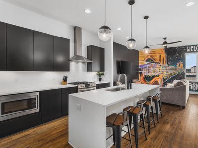 Rooftop Deck & Garage, 2 miles Downtown Broadway