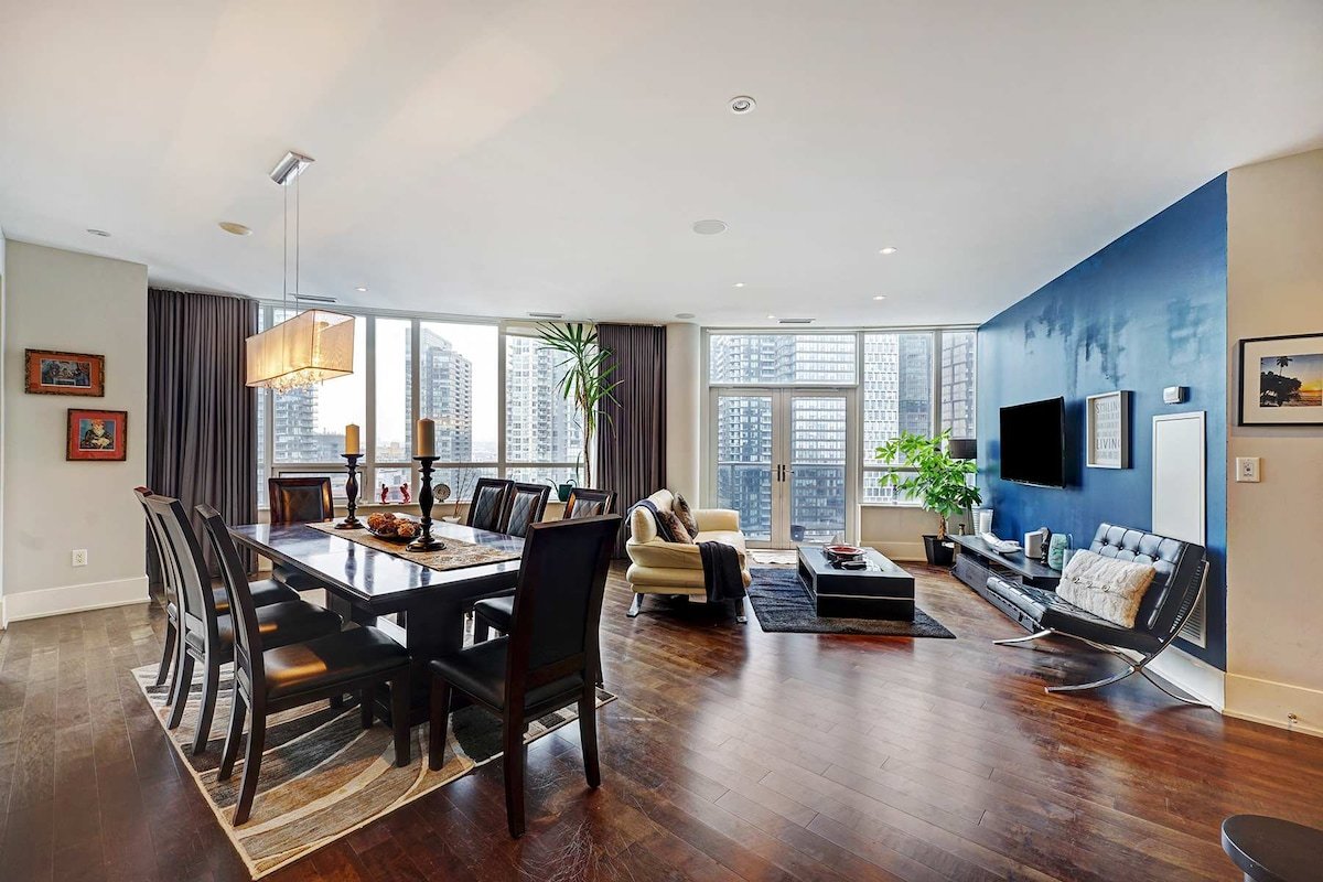 Two-Story 3BR Penthouse Downtown! gallery image 3