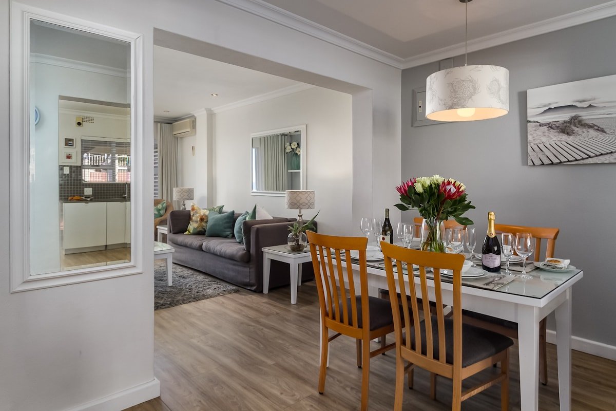 Stunning Ocean & Mountain views – Camps Bay Apt gallery image 4