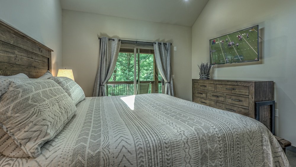 Whitetail Bluff- HotTub, Shuffleboard, Arcade Game gallery image 2