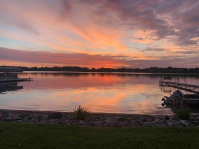 Lake cabin;hot tub, sandy beach, games, space, fun