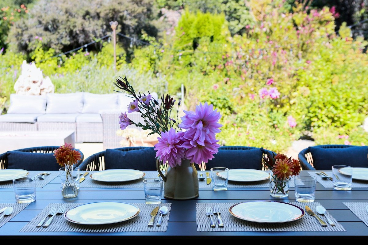 Luxury garden villa w/ hot tub and game room gallery image 4