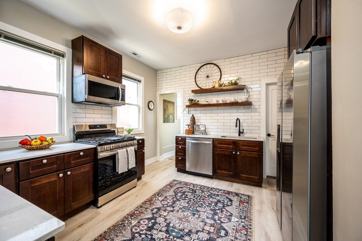 Penthouse. Historic Wicker Park. Walk | Shop | Eat gallery image 5