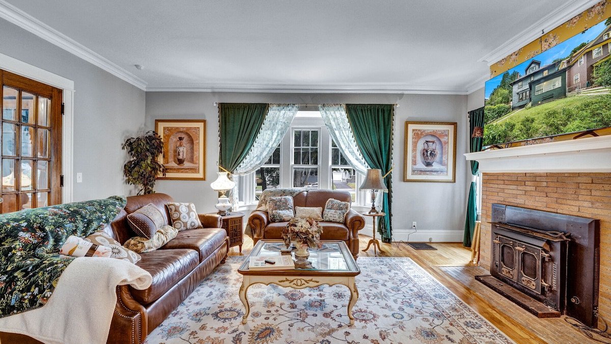 Live in elegance in this beautiful 5 bedroom home gallery image 2