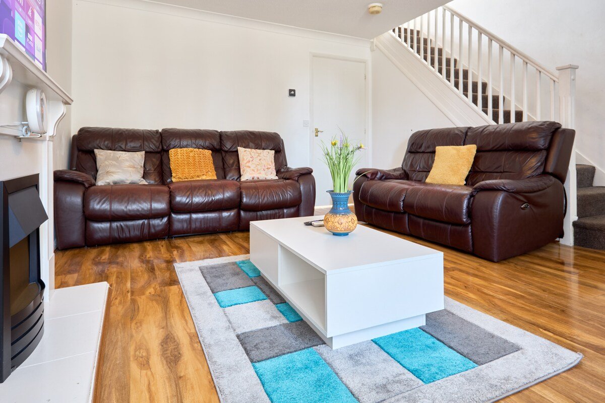 Exquisite Royal Pearl Garden, Thamesmead, London. gallery image 2