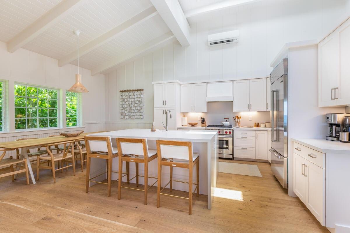 Modern Beachfront Home by Tunnels Beach gallery image 4