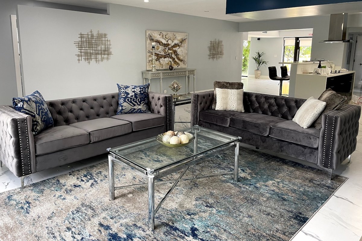 Modern Oasis, 1 mile to beach heated pool gallery image 5