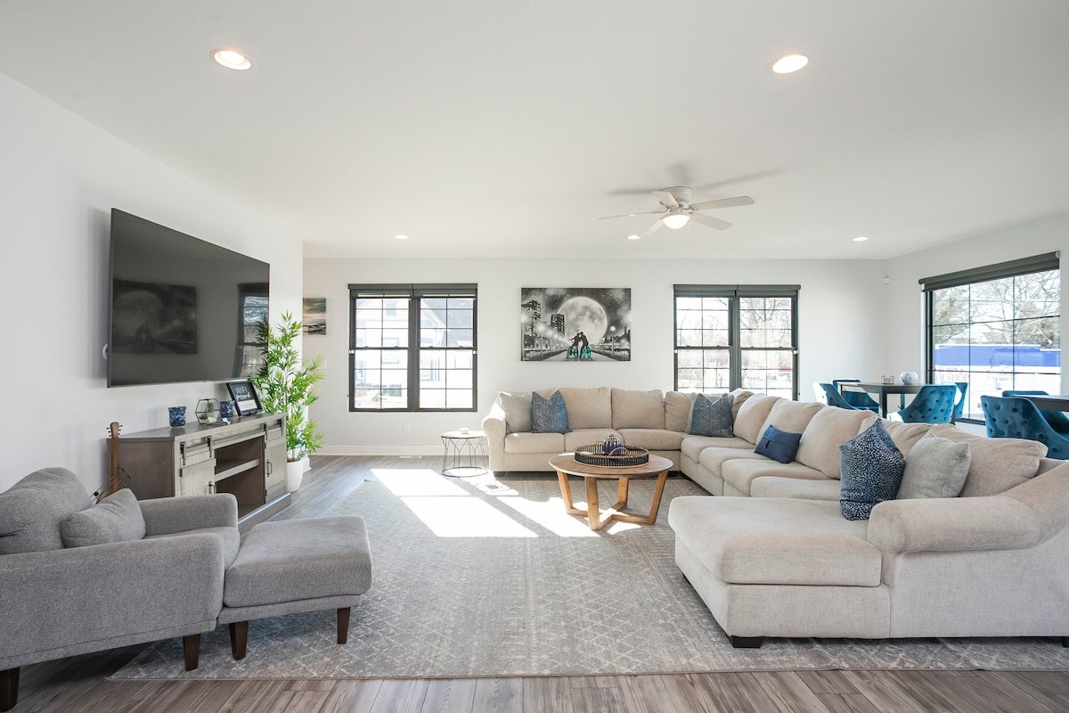 New Hot Tub, Spacious, Near Downtown gallery image 4