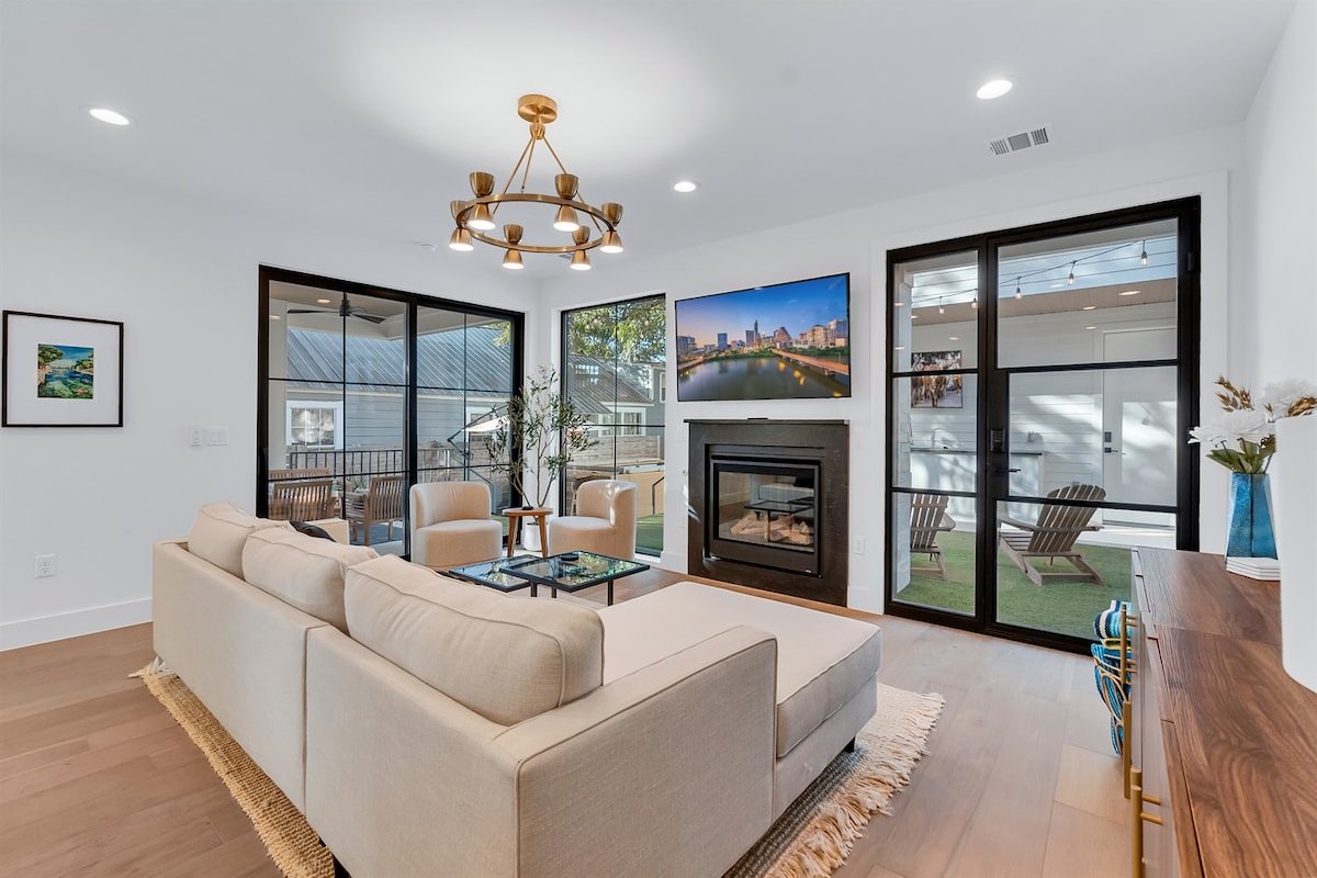 Charming House with 6 Bedrooms and a Pool | ATX gallery image 4