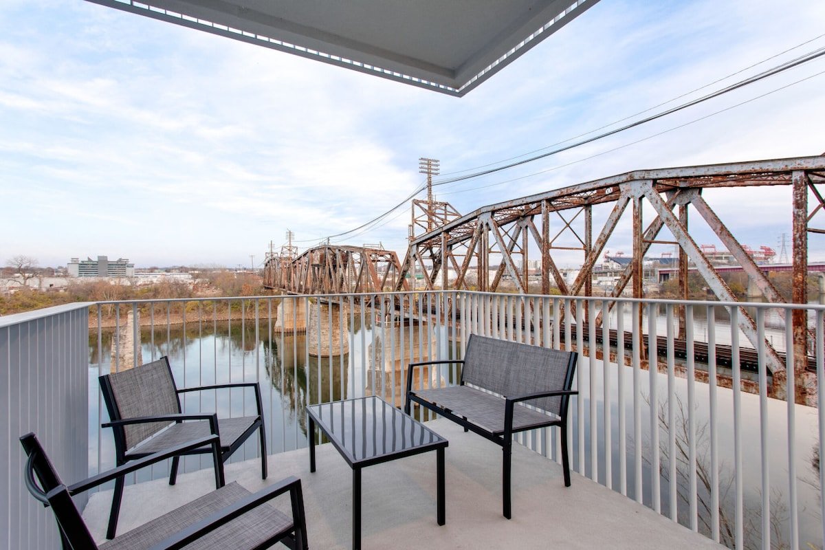 River Escape – River View|Walk to Broadway & Arena gallery image 3