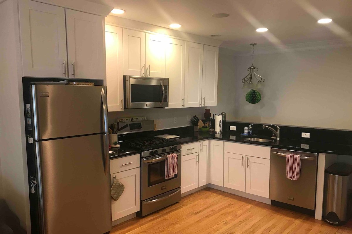 Spacious Updated 2 Bed Boston Condo w/ Deck gallery image 3