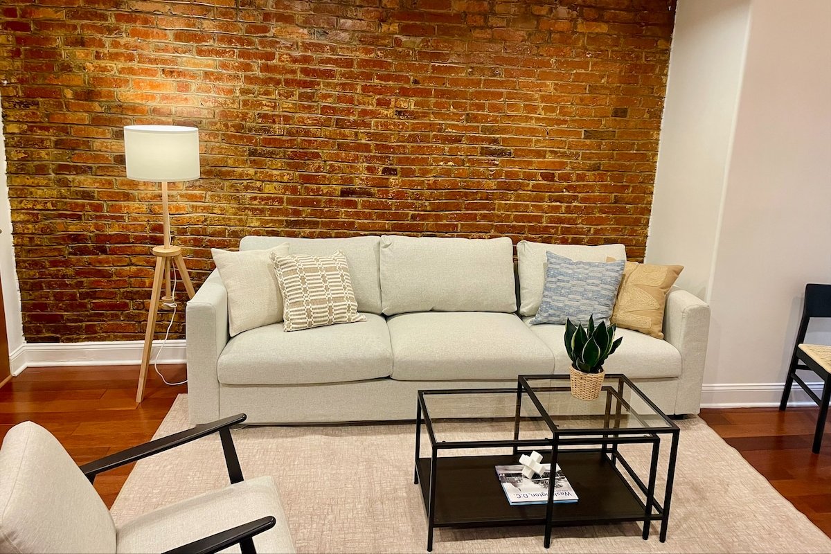 2B/2.5b Apartment in Adams Morgan gallery image 3