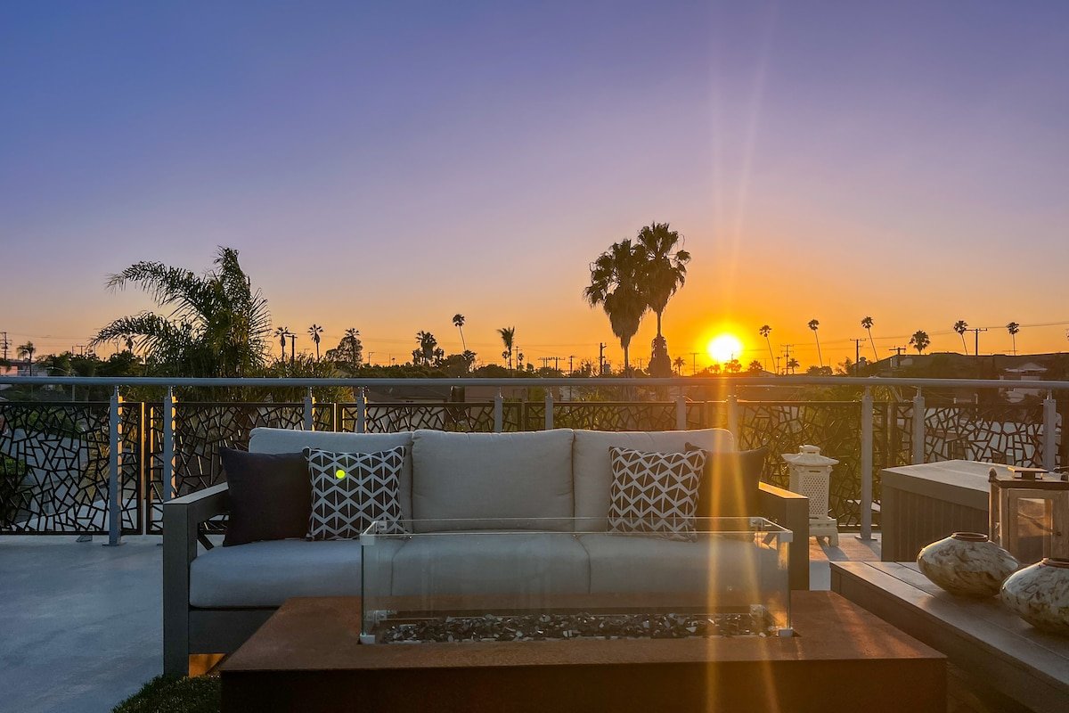 NEW Luxury Concrete Home: Minutes from the Beach gallery image 5