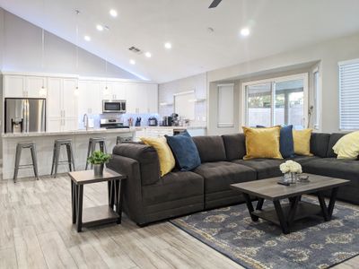 Huge Luxury Estate with 5 Bedrooms and Pool!