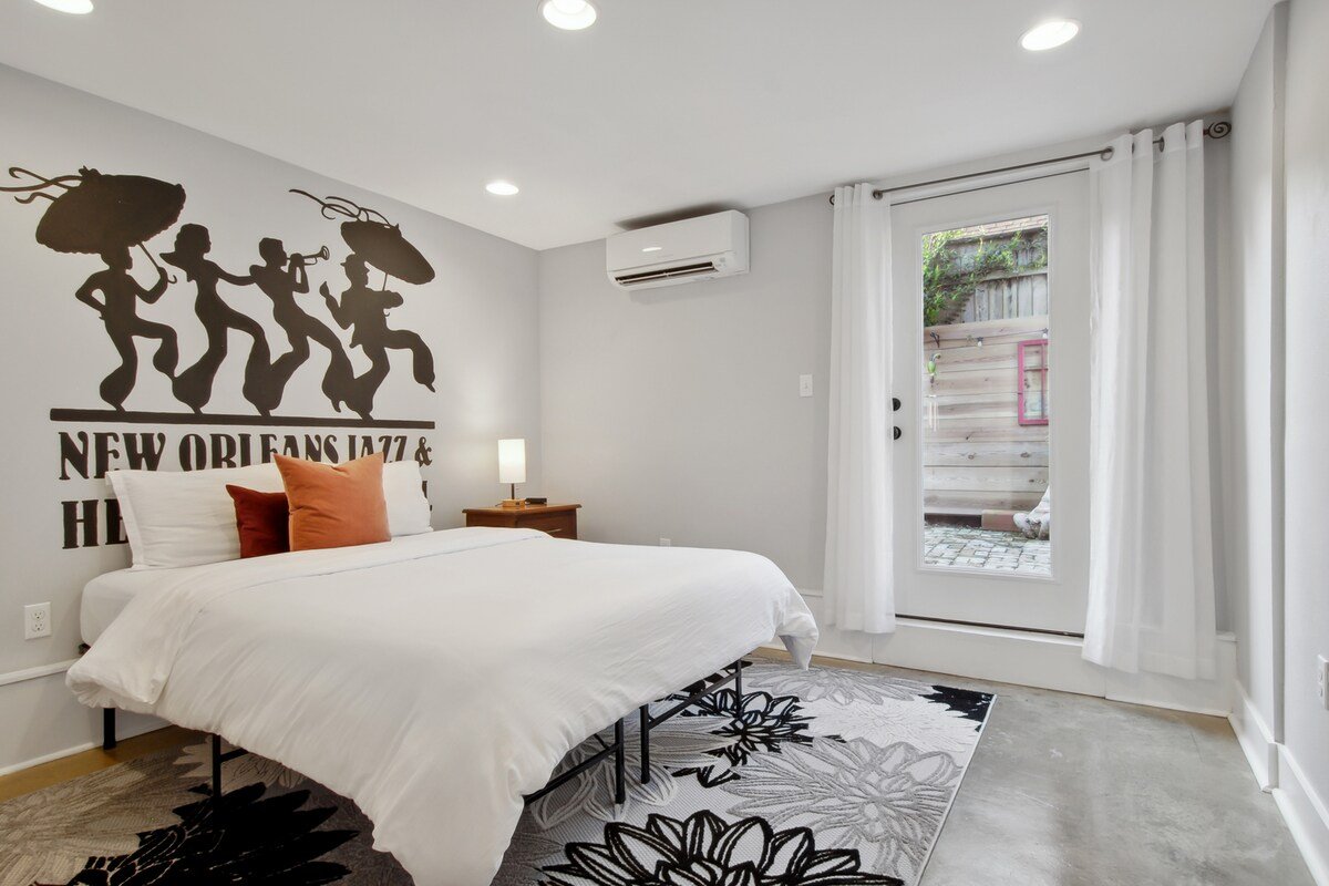 Uptown NOLA l 2 Blocks to Magazine l Private Patio gallery image 4