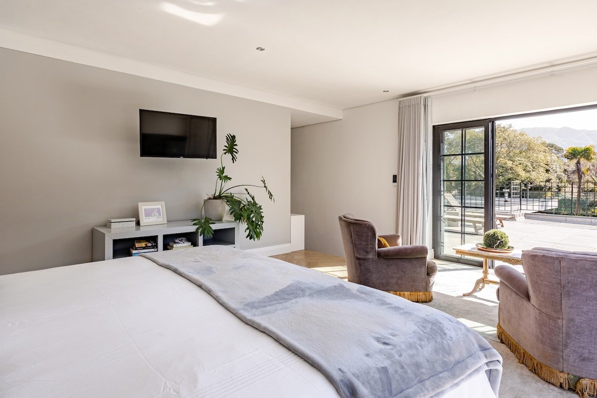 Stunning 5-Bedroom Home with Tennis Court gallery image 3