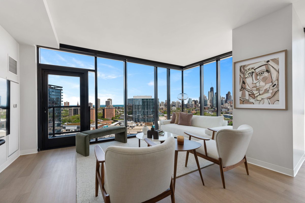 Lincoln Park Getaway: Skyline Views & Luxury