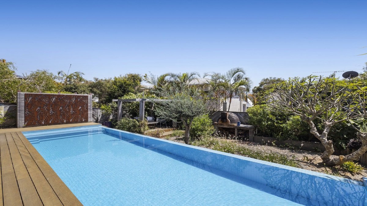 Victoria’s Ocean Escape – Shared Pool and Yard gallery image 4