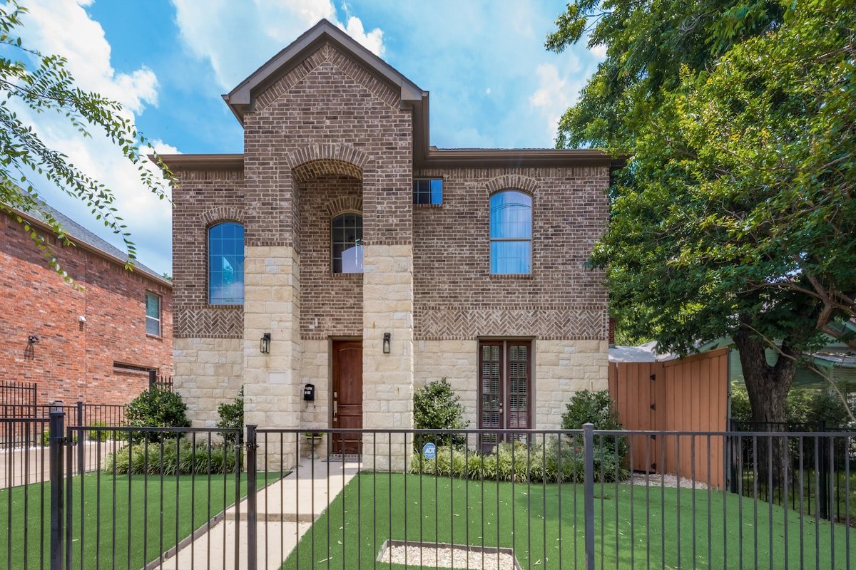 Luxury Living – Uptown Dallas – Sleeps 8! gallery image 2