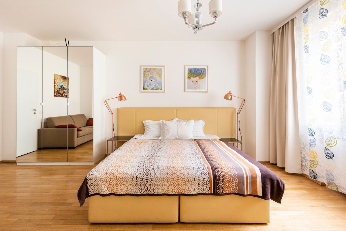 Apartment next to Charles Bridge! 3 bathrooms! gallery image 2