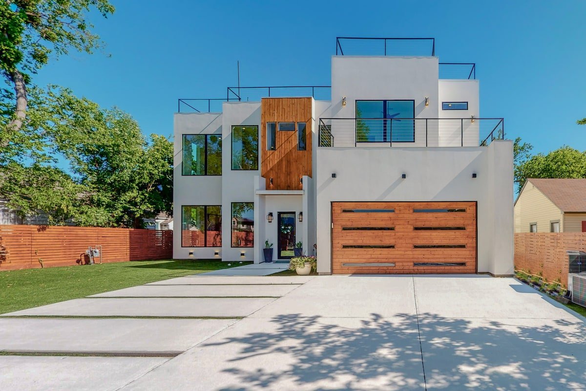 Large Contemporary 5 BR Home gallery image 2