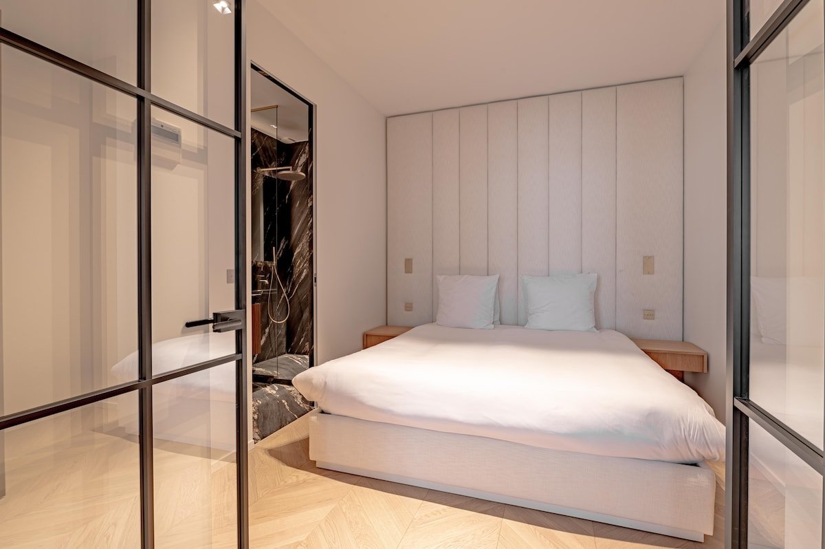 Stylish Rue des Rosiers Gem: Modern 2-Bedroom gallery image 5