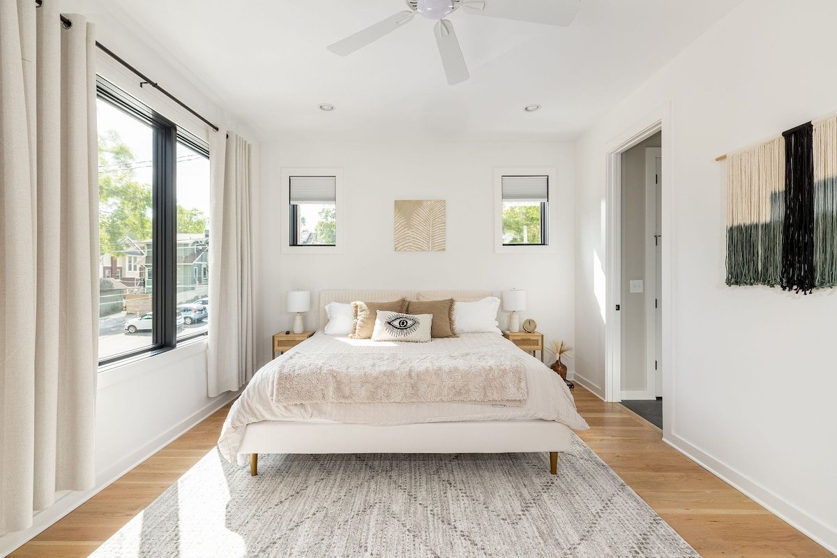 HUGE LUX Home | No Bunks | 2x Parking | By Brdway gallery image 3