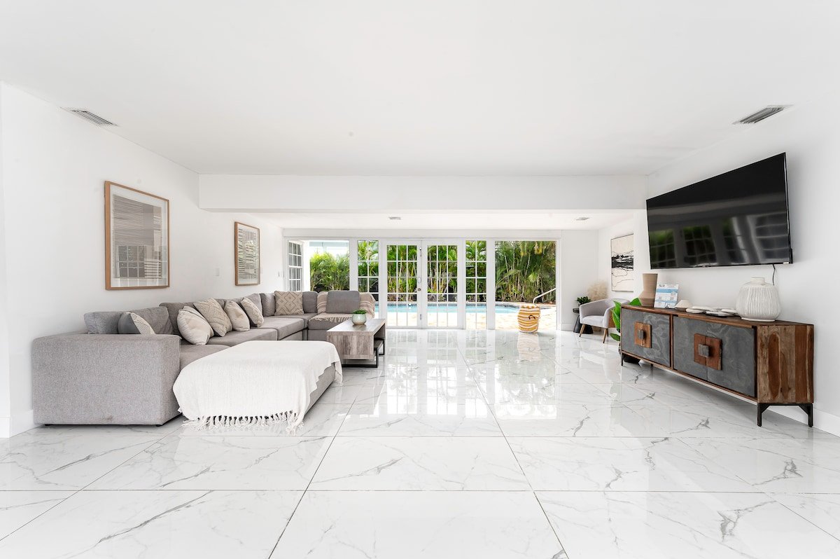 Walk to the Beach – 5 bedrooms – Heated Pool gallery image 4