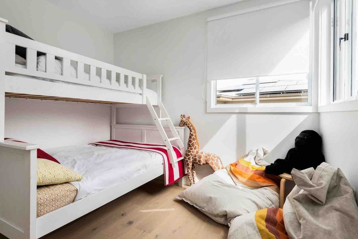 Emi-Lou’s at Palm Beach, Mineral Pool, A/C, Sauna gallery image 3