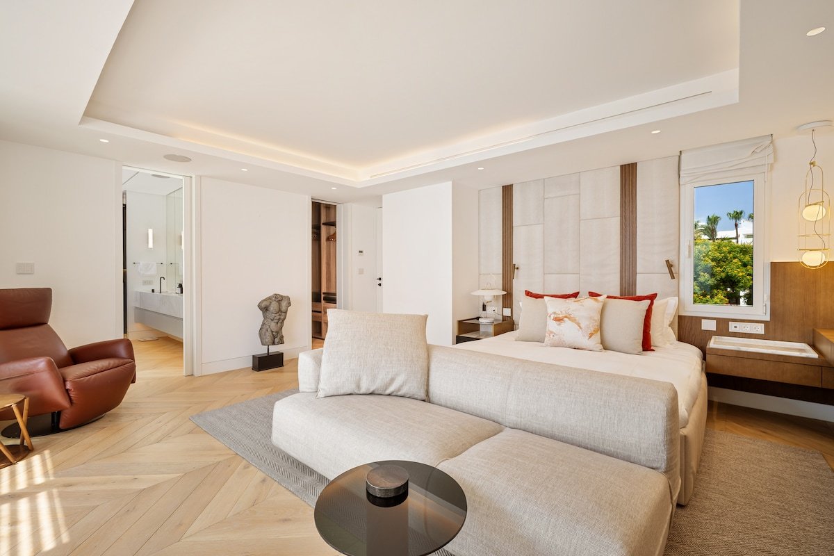 Stylish 4‑Bedroom Duplex in Puente Romano gallery image 5