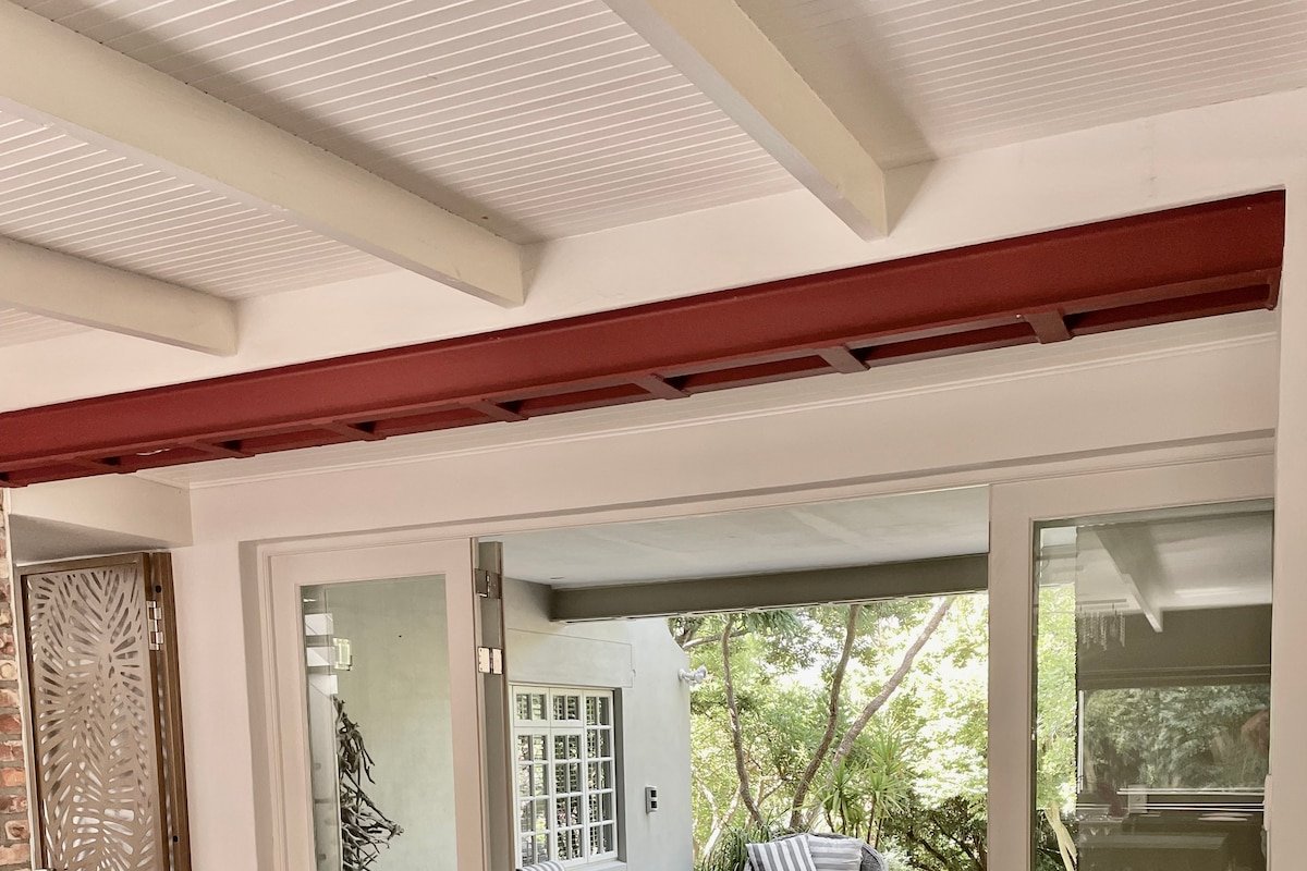 Spacious home with beautiful garden and views gallery image 4